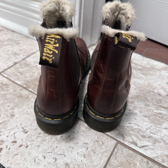 Doc Martens Leonore Chelsea Boots w/faux fur lining - Picture 4 of 7